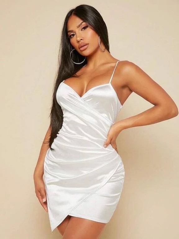Robe satinée blanche 🤍🤍Prettylittlething