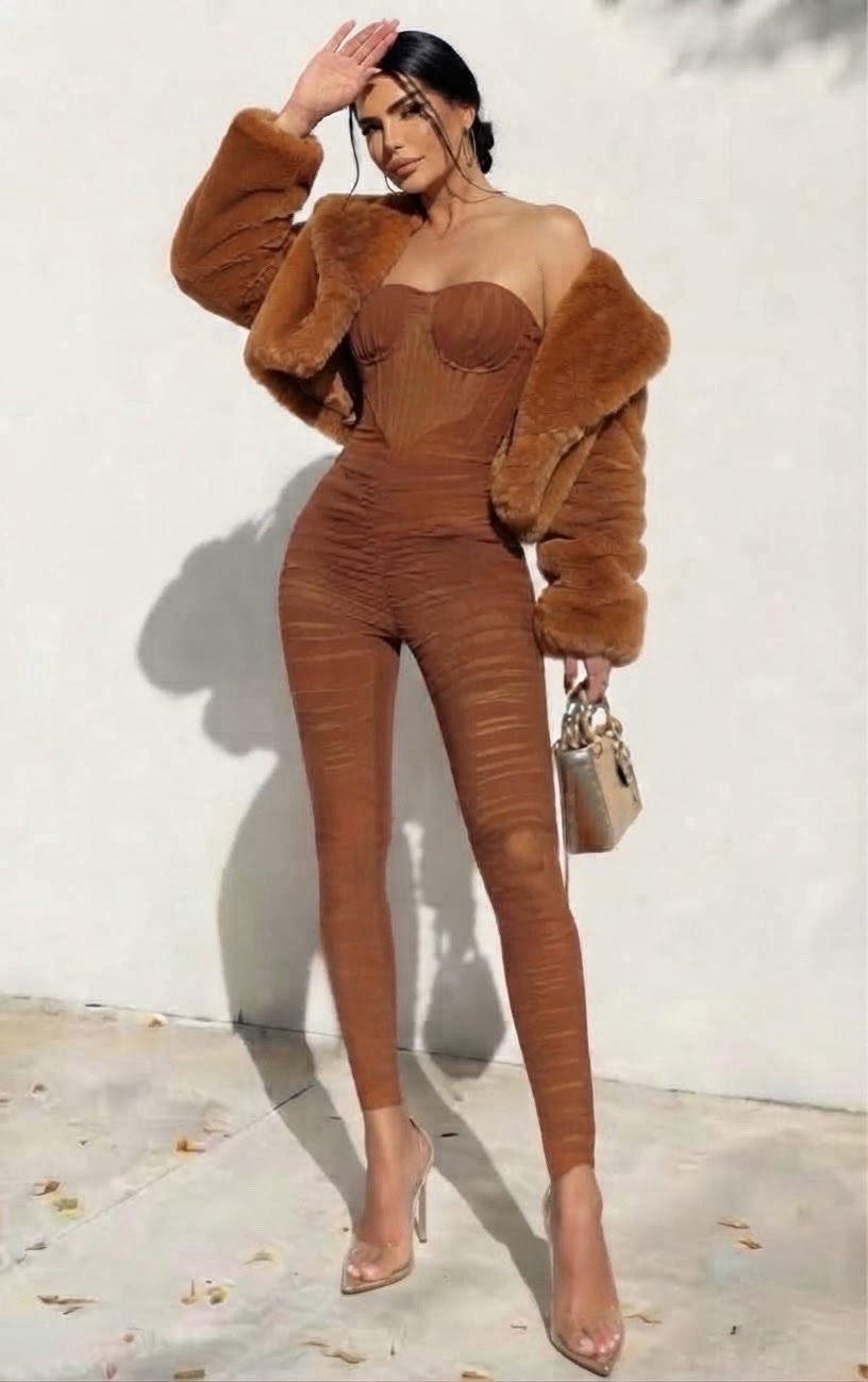 Combinaison bustier nest pas transparente la marque prettylittlething🤎🤎