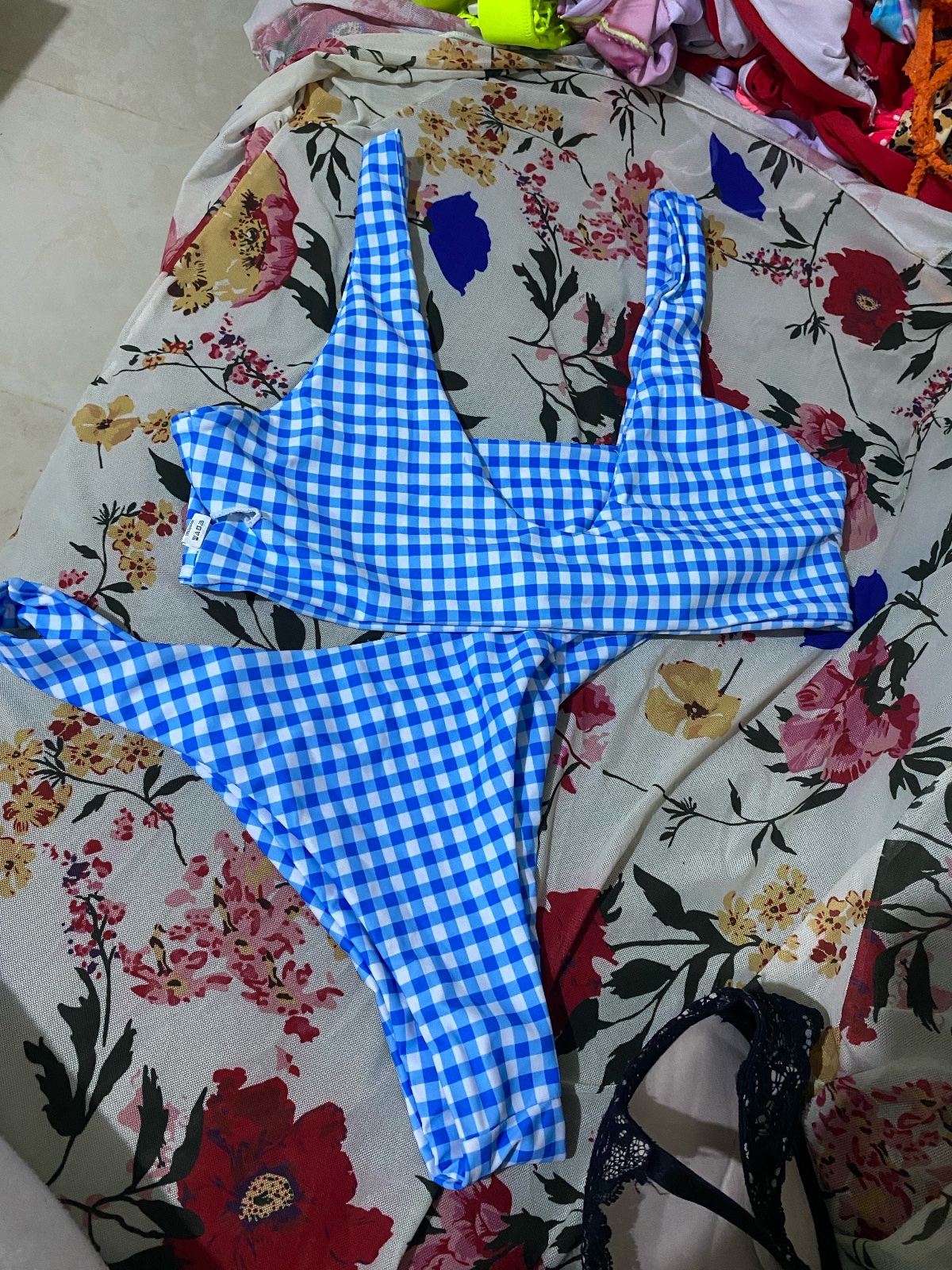 Ensemble bikini deux pièces au motif vichy bleu et blanc intemporel.