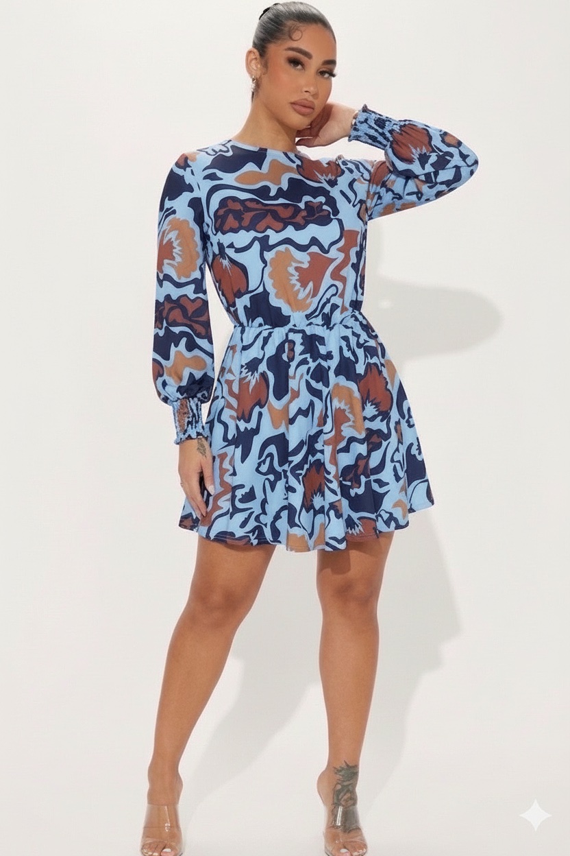 Une robe Boohoo patineuse à l'imprimé abstrait bleu et terre de sienne, parfaite pour un look dynamique et stylé. ✨💙