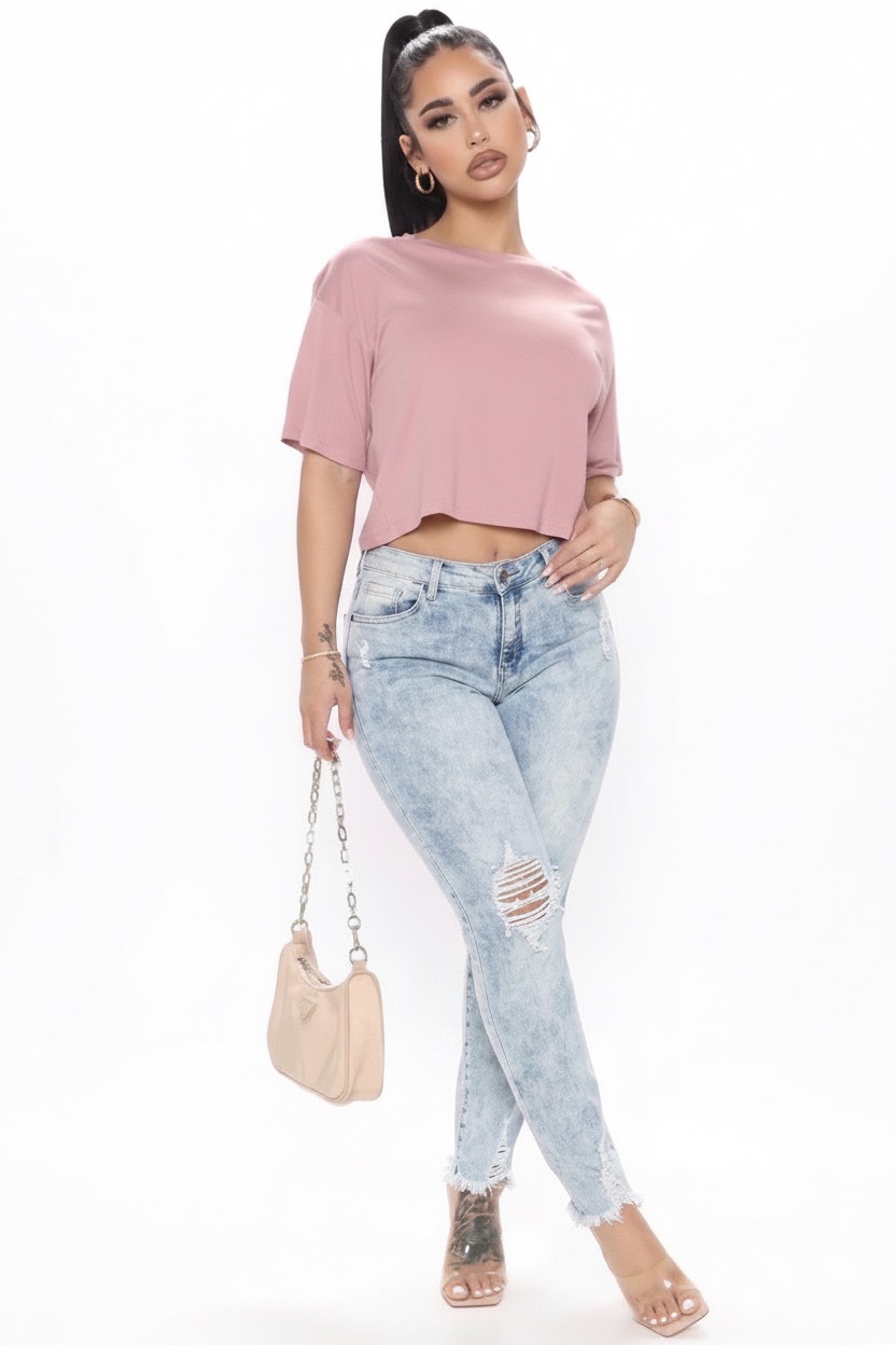 Jean délavé effet acide avec déchirures stylées et ourlets effilochés pour un look ultra tendance. ✨👖