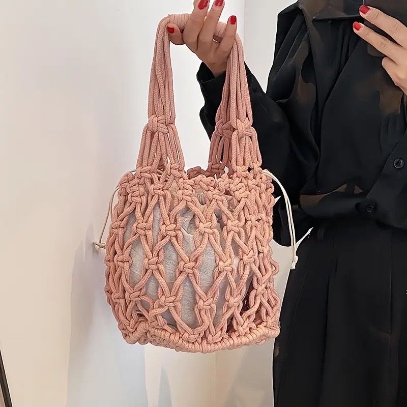 Mini sac cabas rose en macramé, similaire à celui de IVY Swimwear ou Mimpikita