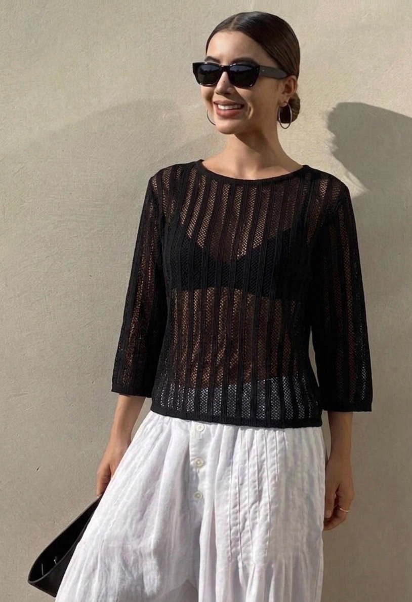 Shirt noir en maille filet texturée, coupe décontractée et manches trois-quarts. 🖤T-shirt filet noir tendance. 🖤✨