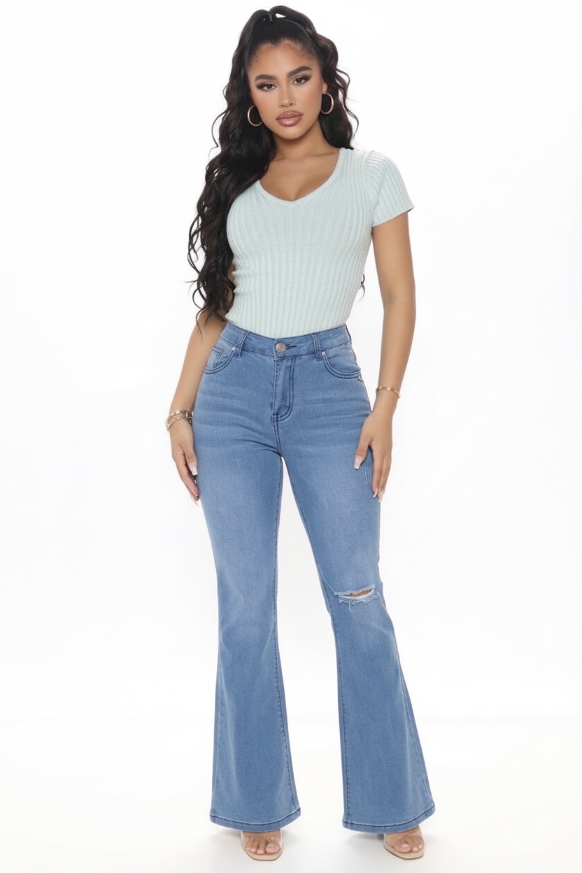 Ce superbe jean bleu à coupe évasée et taille haute allie un style rétro tendance à une touche moderne avec sa petite déchirure au genou. ✨👖