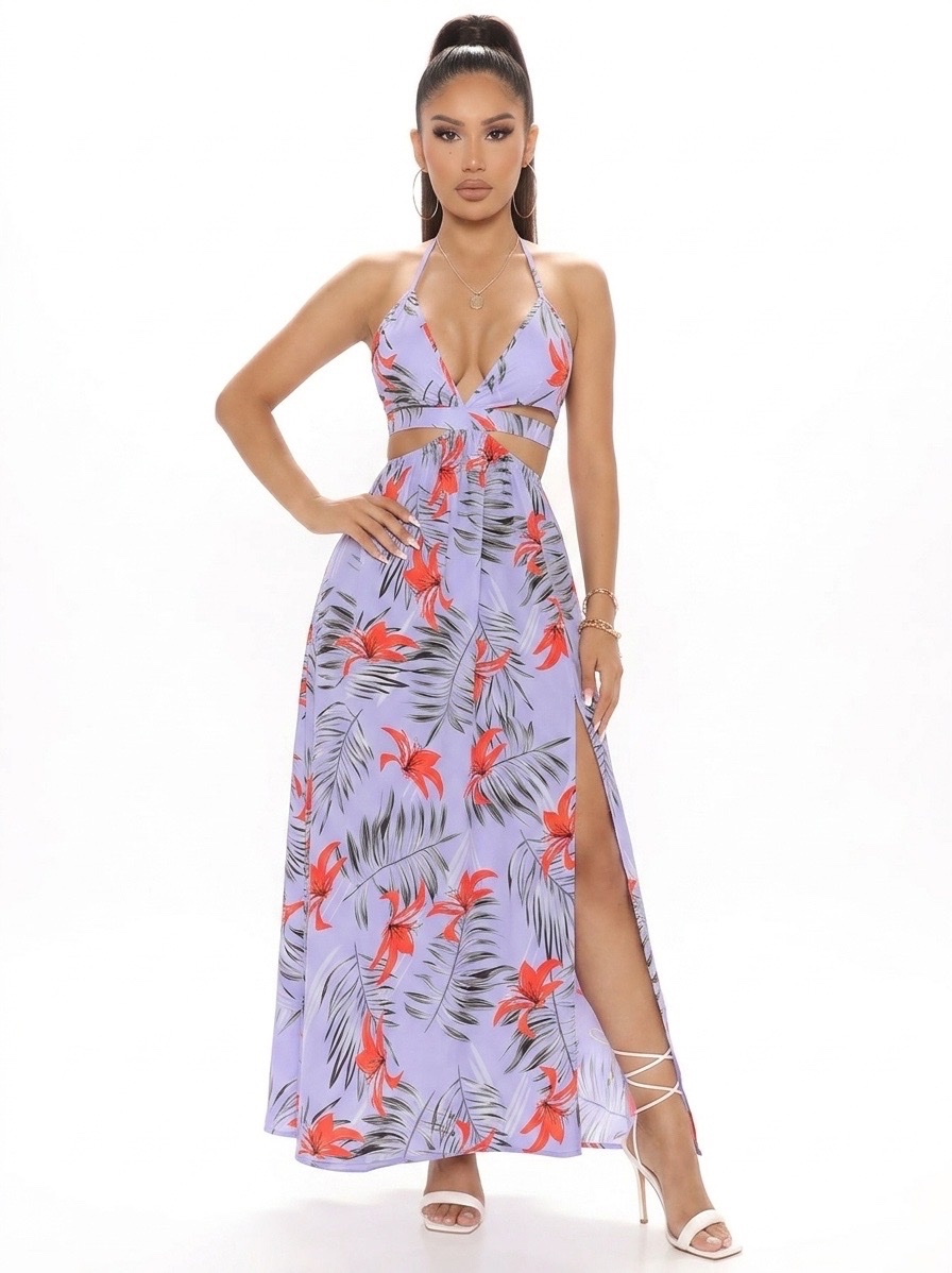 Robe longue de plage lilas à motif floral tropical, coupe dos nu et fente latérale pour un look d'été irrésistible.
