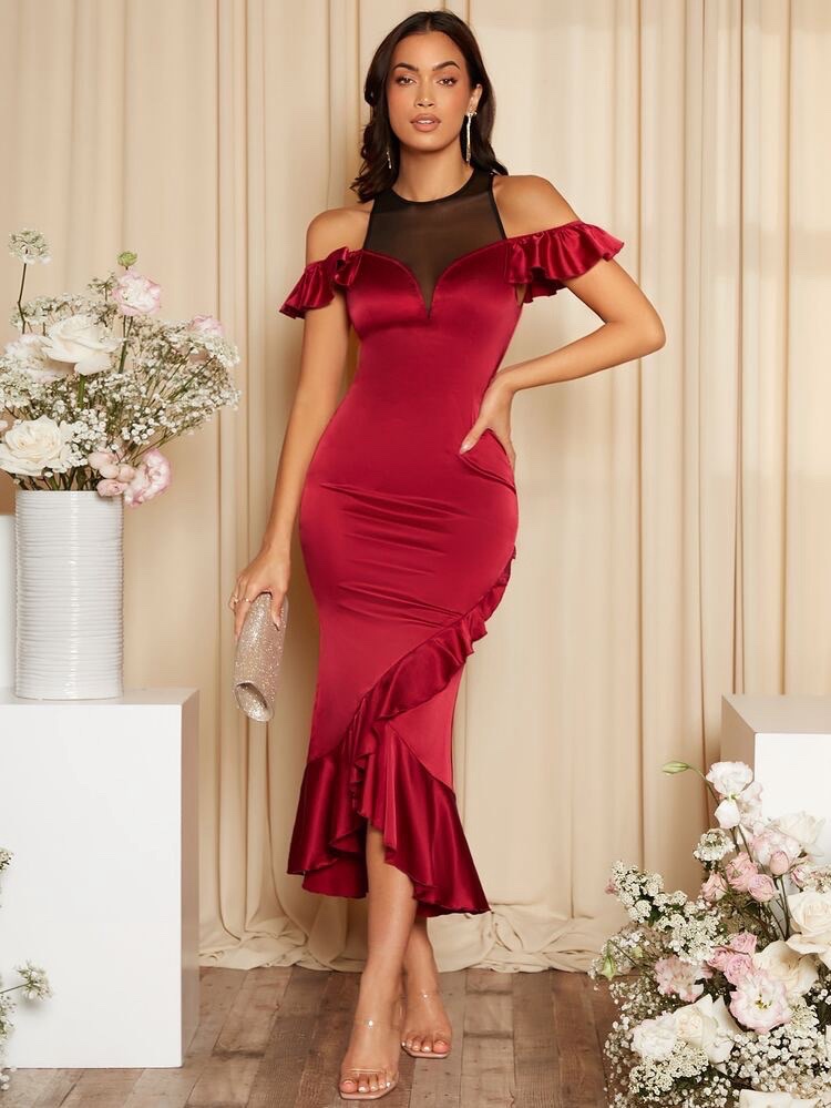 Robe de soirée en satin bordeaux de la marque SHEIN, dotée d'épaules dénudées, de volants et d'un empiècement en résille