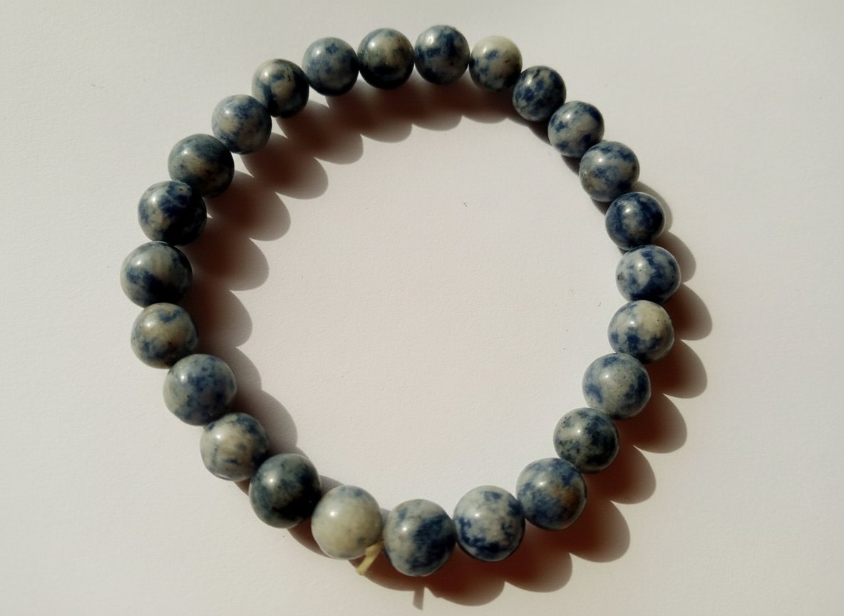 Très jolie bracelet est composé de perles de sodalite