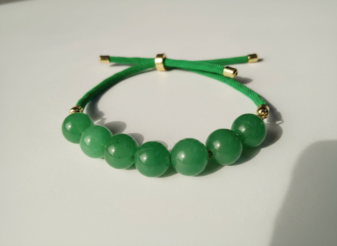 Bracelet en aventurine verte avec cordon ajustable. 