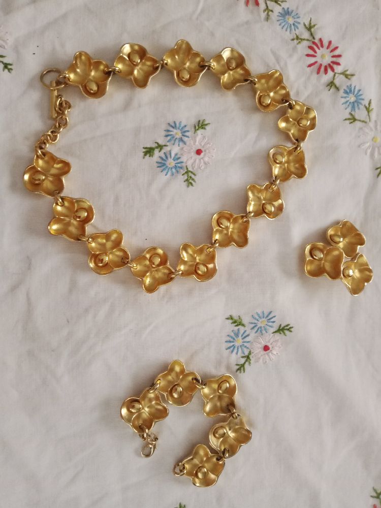 Collier, bracelet et broche 