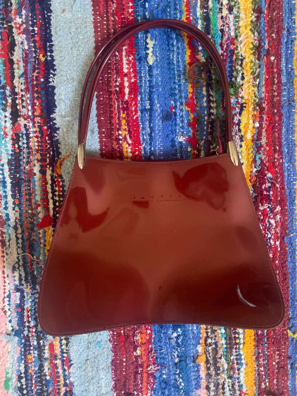 Sac à main vintage en cuir verni rouge bordeaux