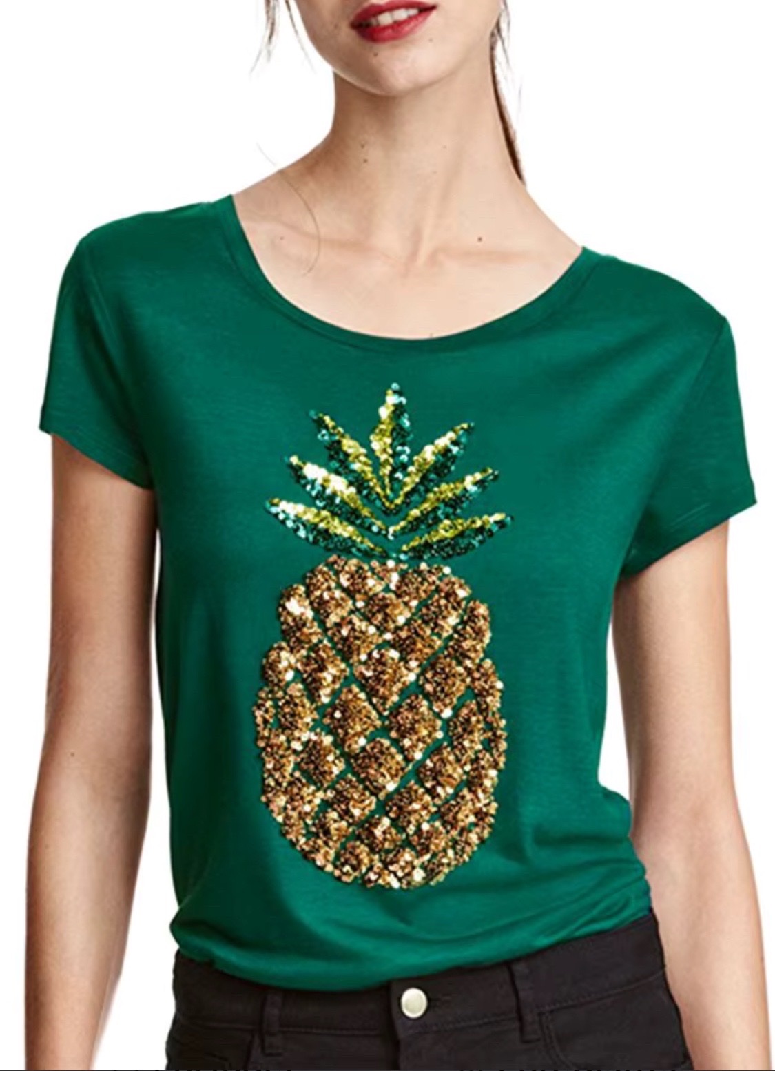 Un t-shirt vert foncé à manches courtes orné d'un motif d'ananas brillant en sequins sur le devant