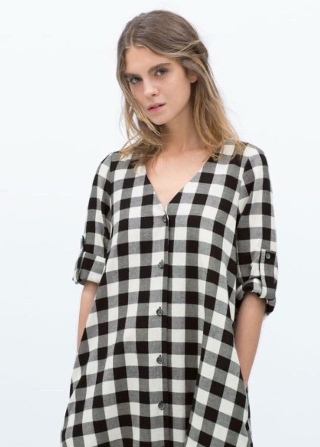 Robe chemise à carreaux noirs et blancs dotée d'une encolure en V et d'une fermeture boutonnée sur le devant