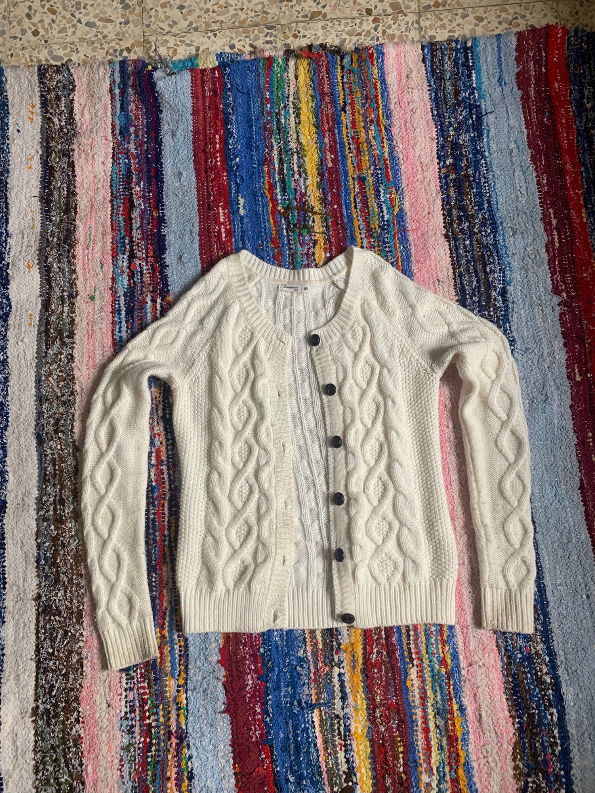 Gilet ou cardigan en maille torsadée similaire pour Femme