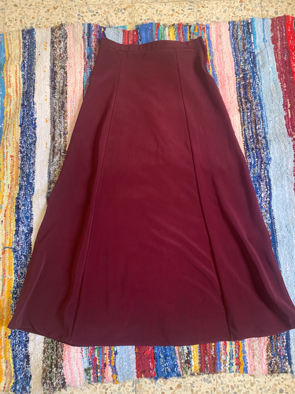 Jupe longue trapèze (A-line) de couleur bordeaux ou brique foncé