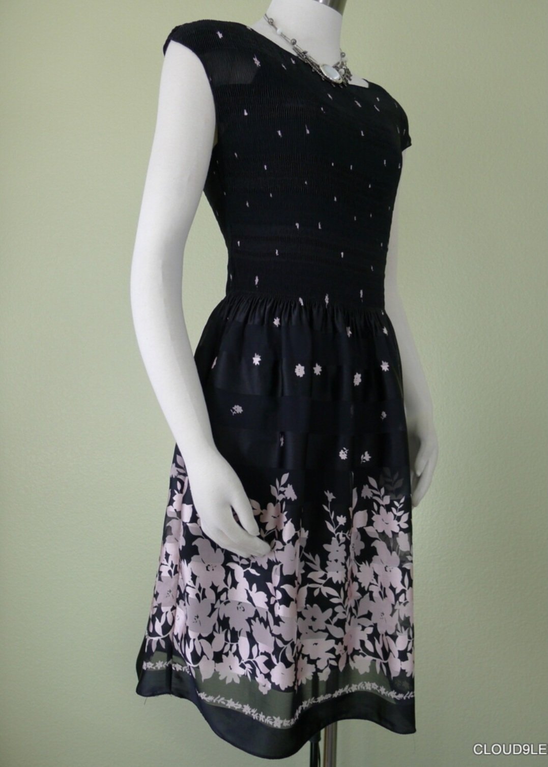 Robe noir avec des petits fleurs 🌸 rose claire 