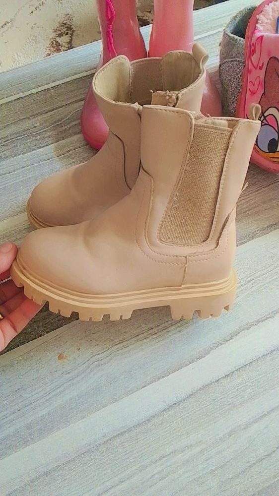 Botte fille très bon état just fih ta9chira sghira mch bayna bel9da