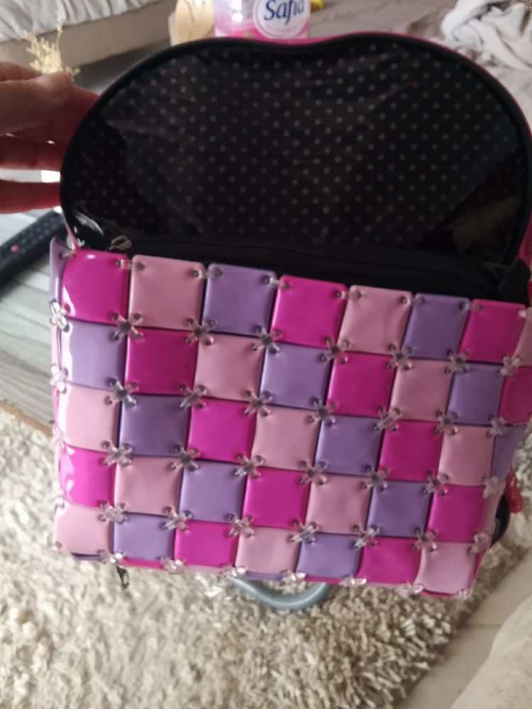 Sac à dos fille 2 pouche très bon état just fih hathika ta9ti3a mel fou9 ahwka fi taswira