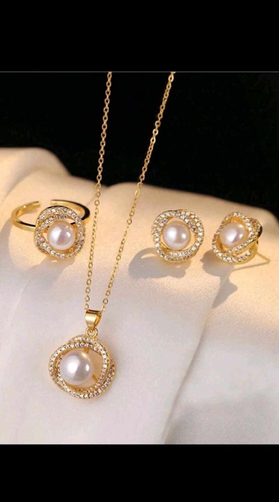 collier + boucles +bague doré neuf jamais portè 