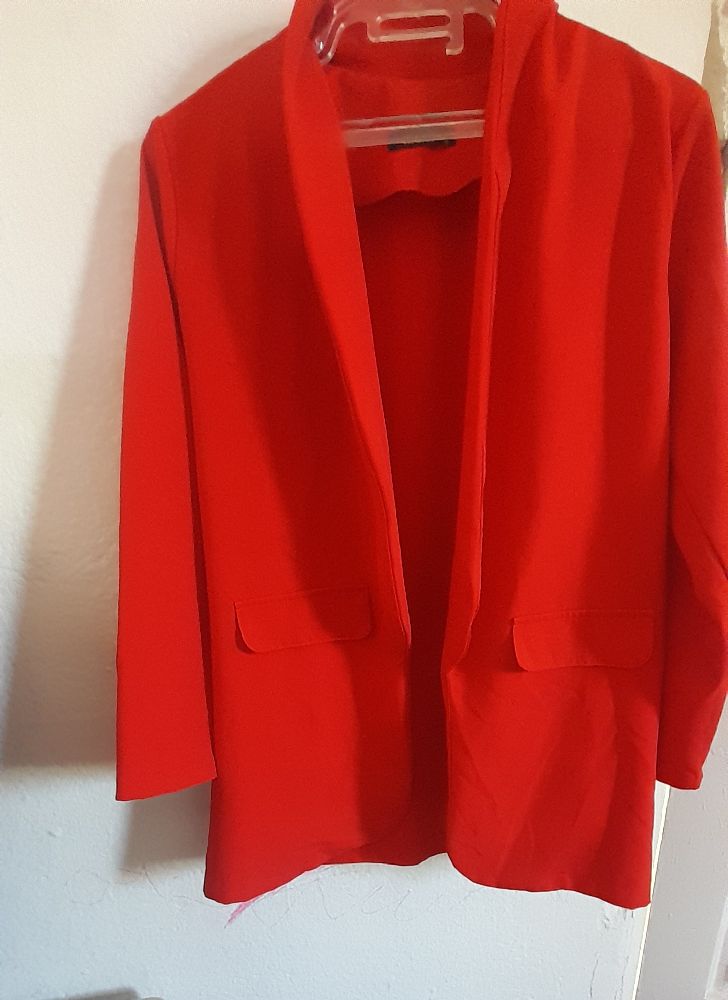 veste rouge très très bonne etat 🌺 mafiha hatta dèfaut importée 🇹🇷