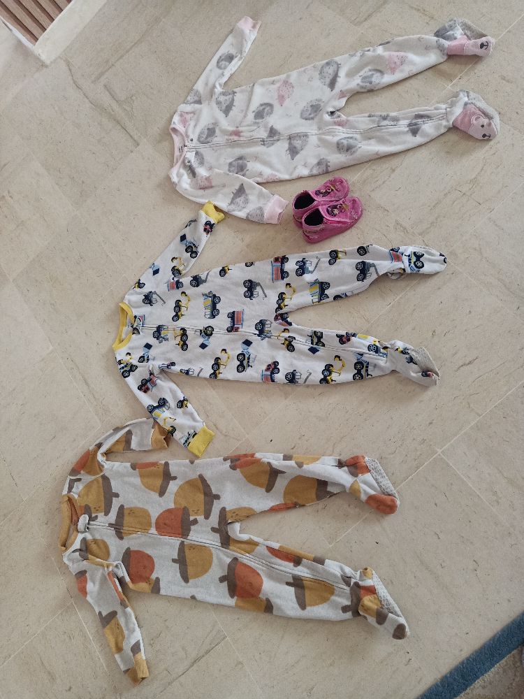 3 grenouillère + pantoufles 