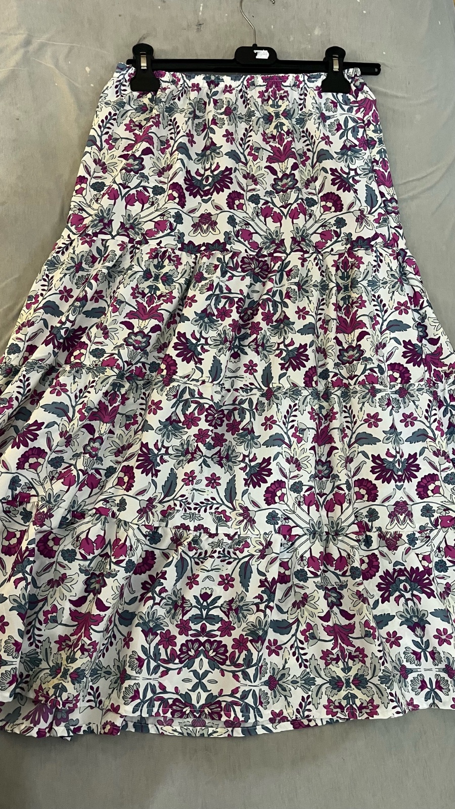 Jupe longue fluide à motifs floraux