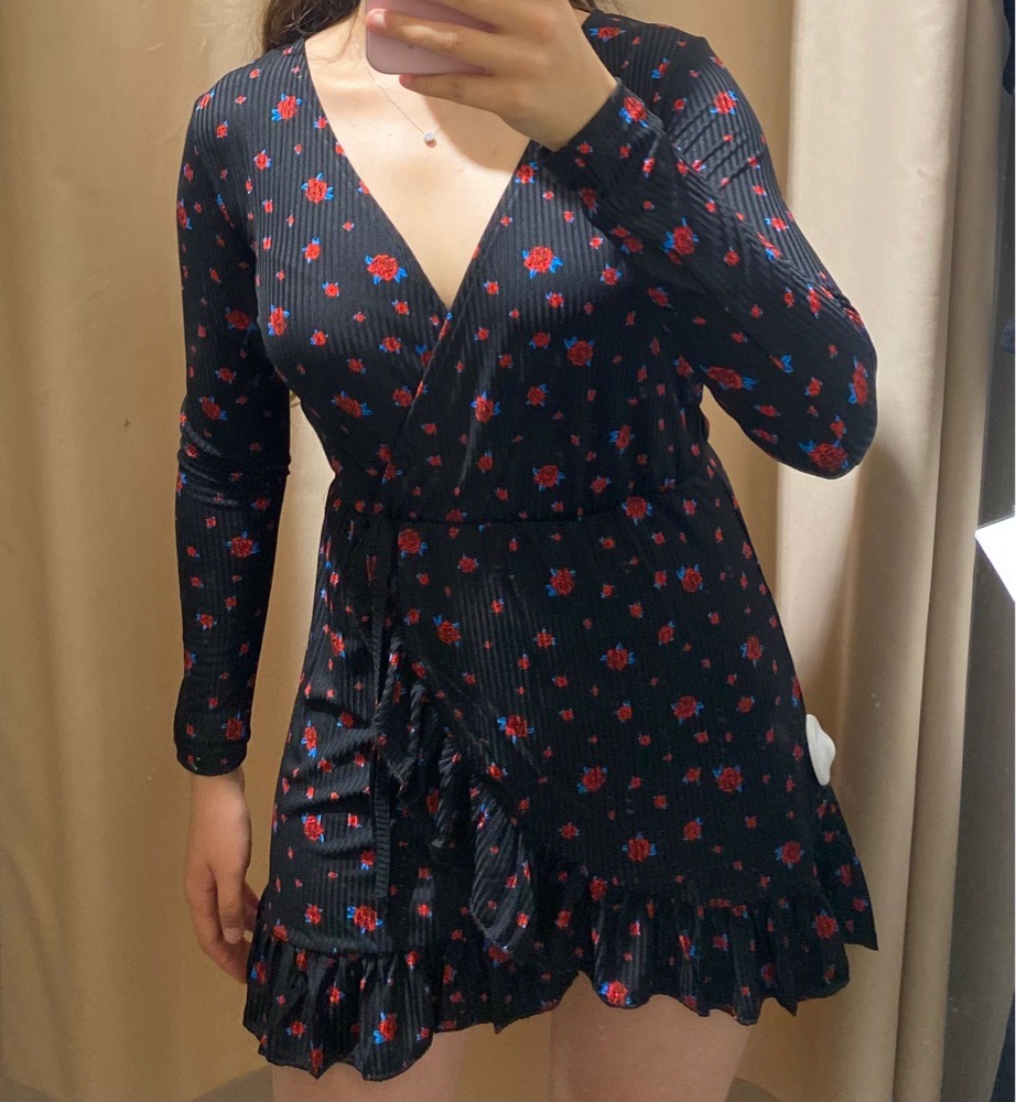 Robe avec des petits détails de fleurs rouges, très belle pour une soirée 🥳❤️