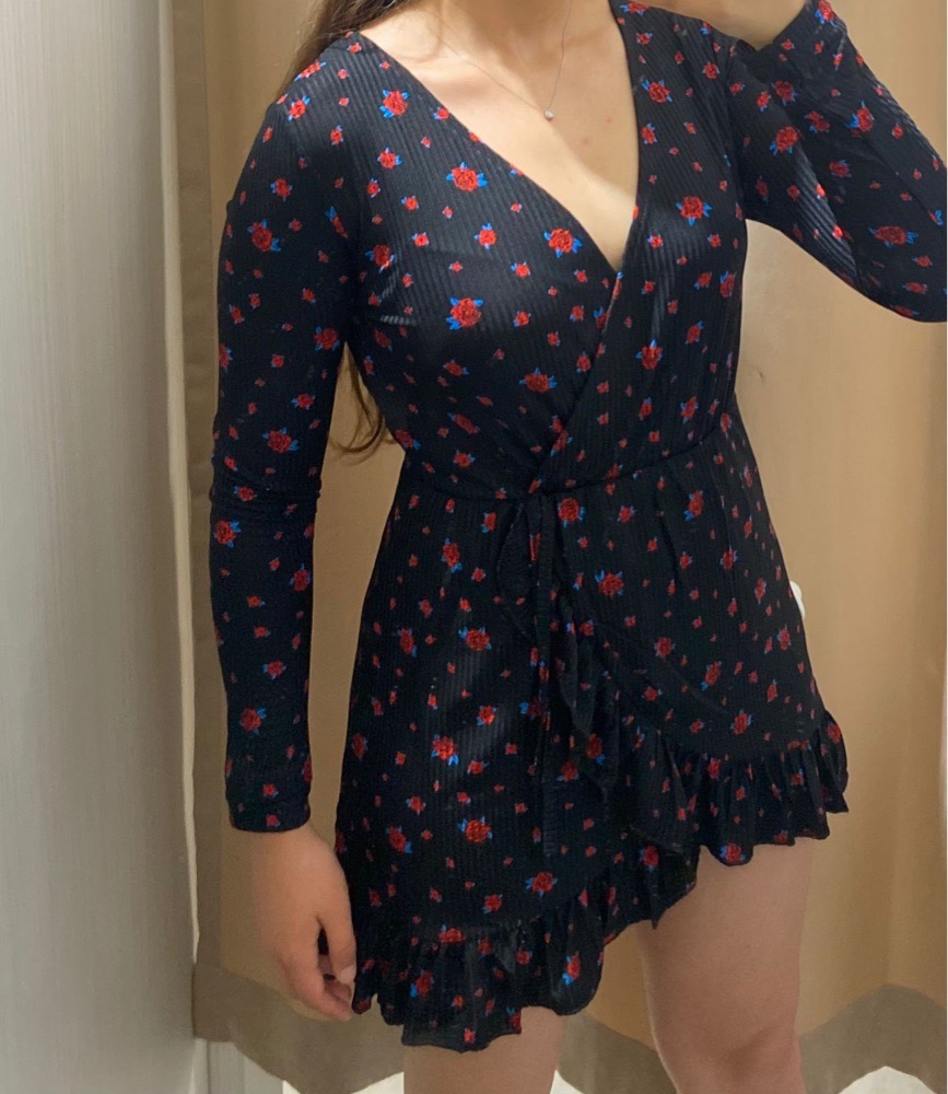 Robe avec des petites fleurs rouges 