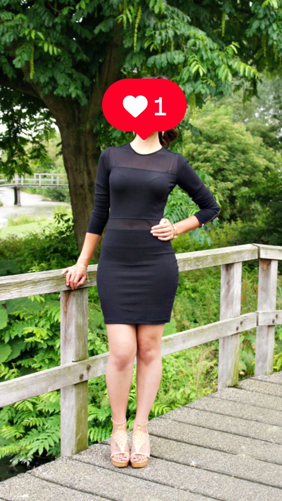 Robe noire avec des détails transparent . 