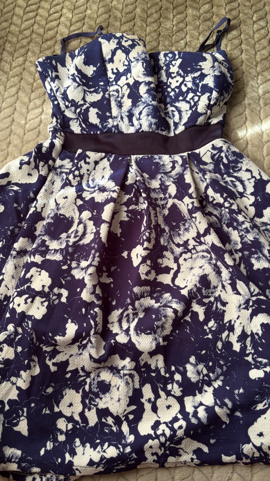 Robe patineuse bleue et blanche à fleurs