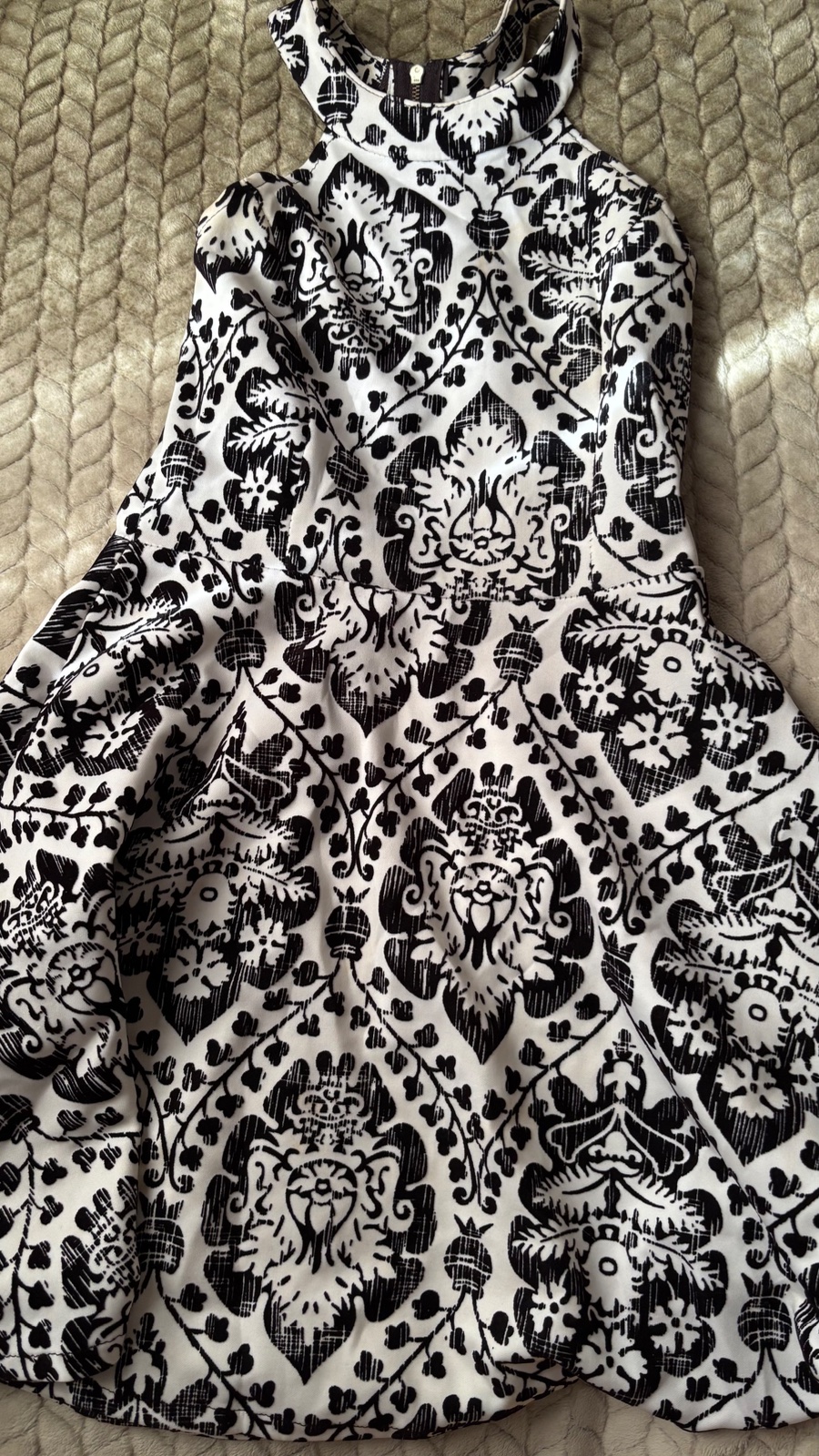Robe blanche et noire à motifs baroques