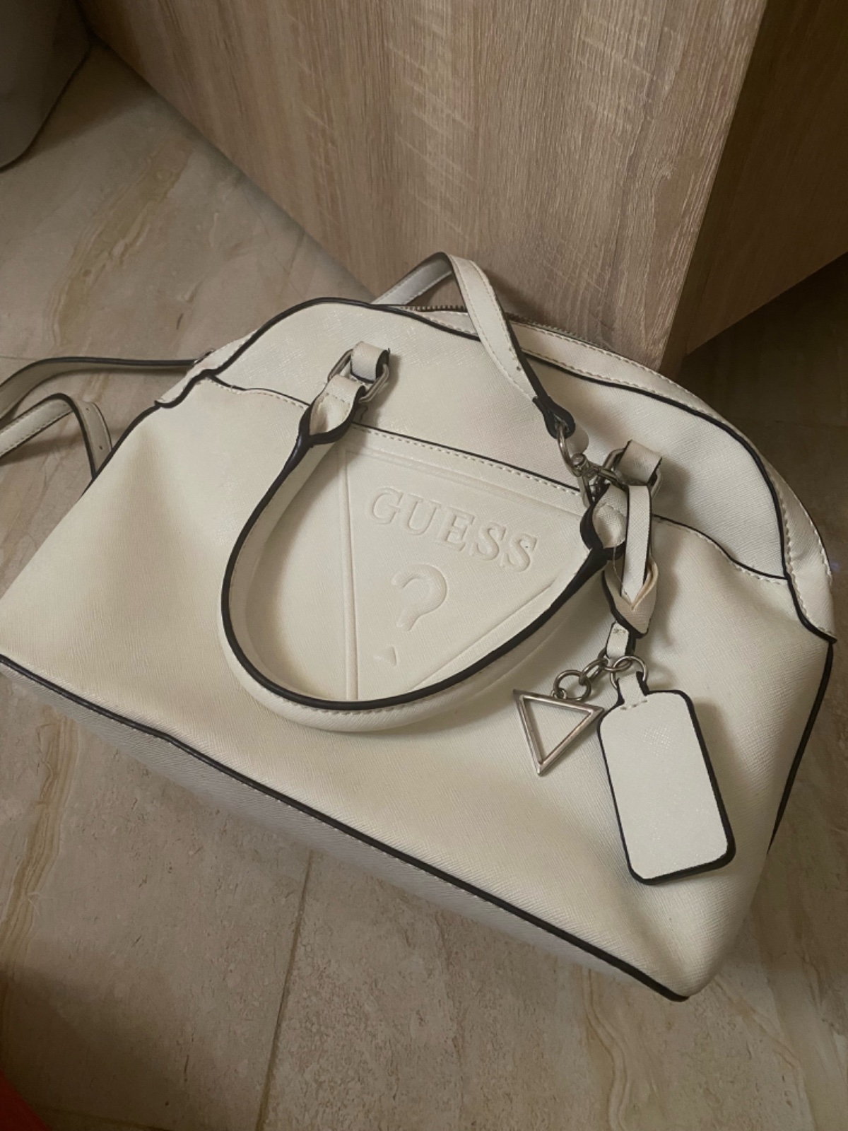 Sac a main GUESS authentique avec bandouliére