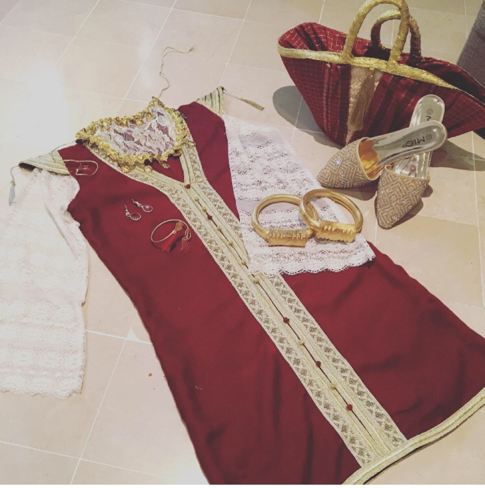 Robe traditionnelle rouge bordeaux et dorée courte 