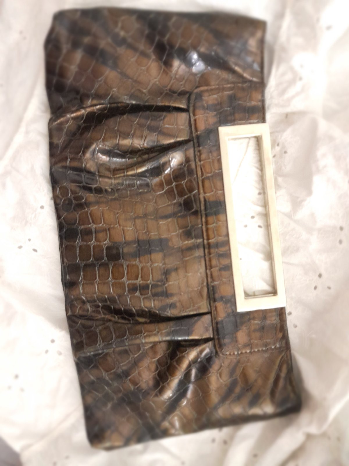 Pochette à main avec poignée rigide intégrée
