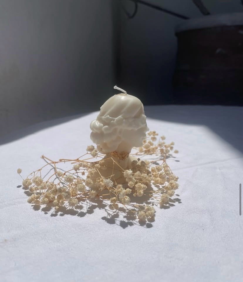 Bougie blache avec une touche dorée 