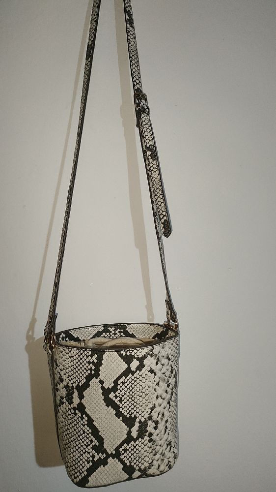 Un sac à bandoulière 