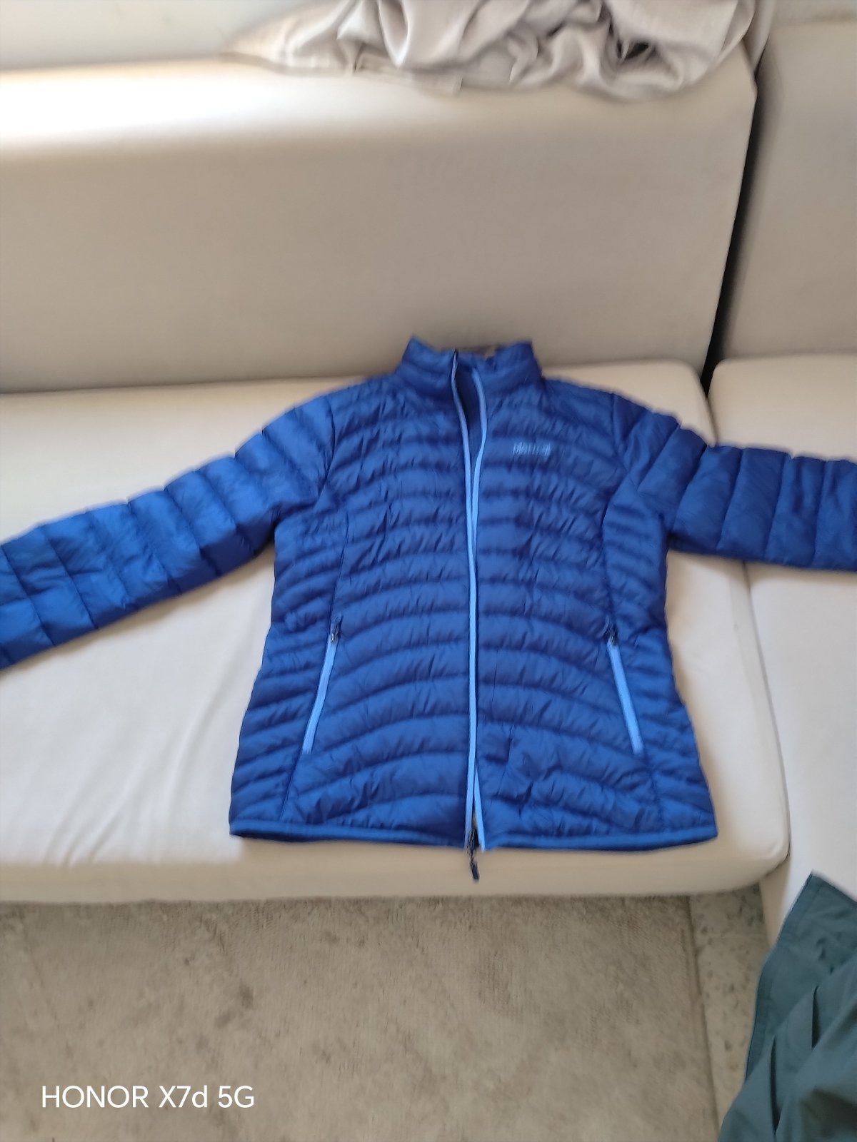 Doudoune MARMOT originale pour femme - Taille L.  ماركة Marmot عالمية (أصلية). ​خفيفة الوزن جداً ودافئة (Technologie Featherless). ​قصة نسائية (Cintrée).