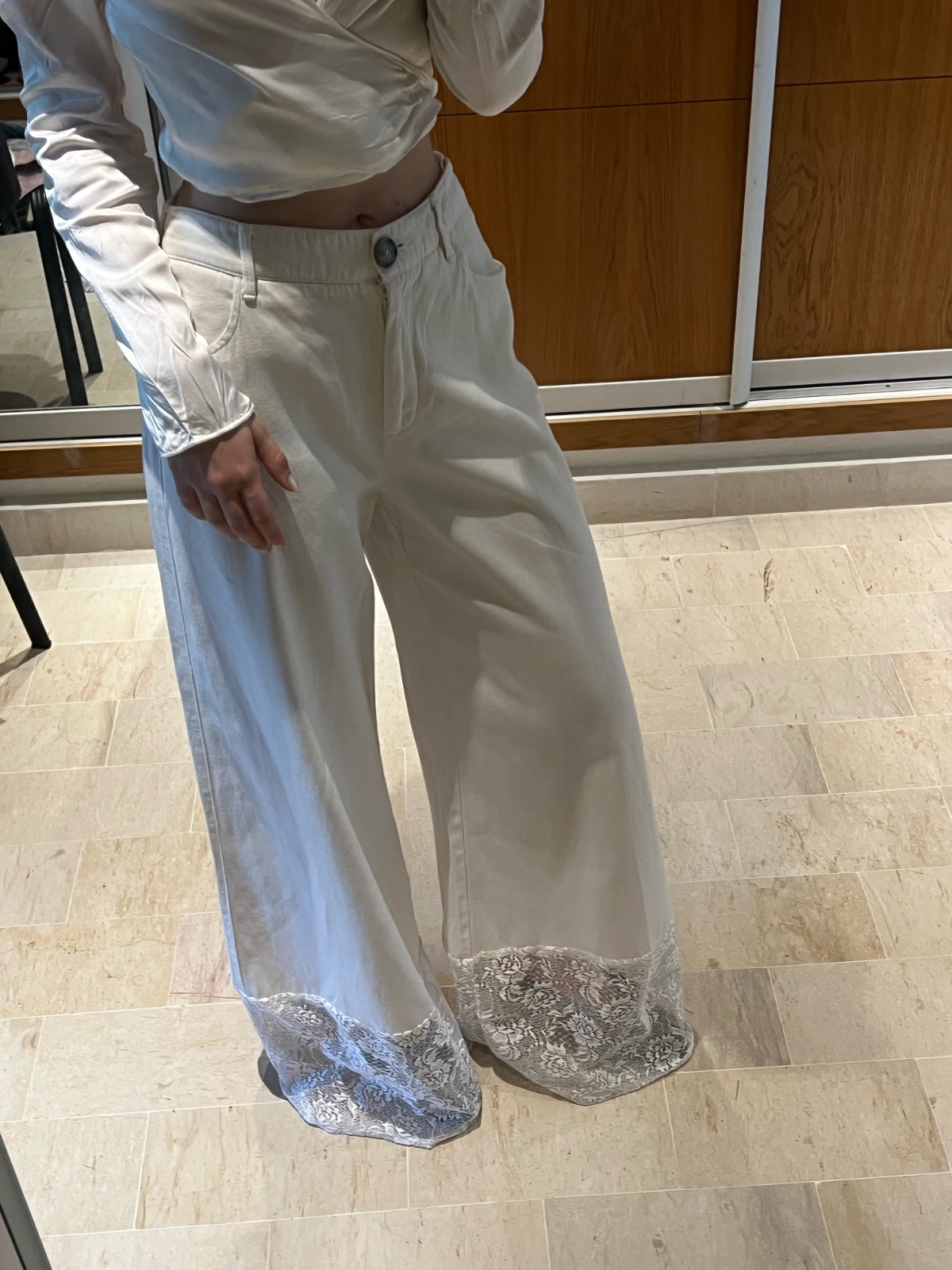 Pantalon large Zara, taille M,Je porte du S, donc il paraît un peu large sur les photos, mais c’est bien une taille M, Bas en dentelle