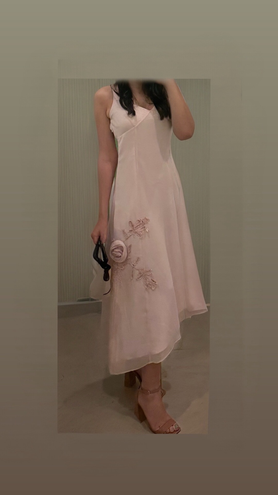 Robe rose pâle de style slip se distingue par des broderies florales 