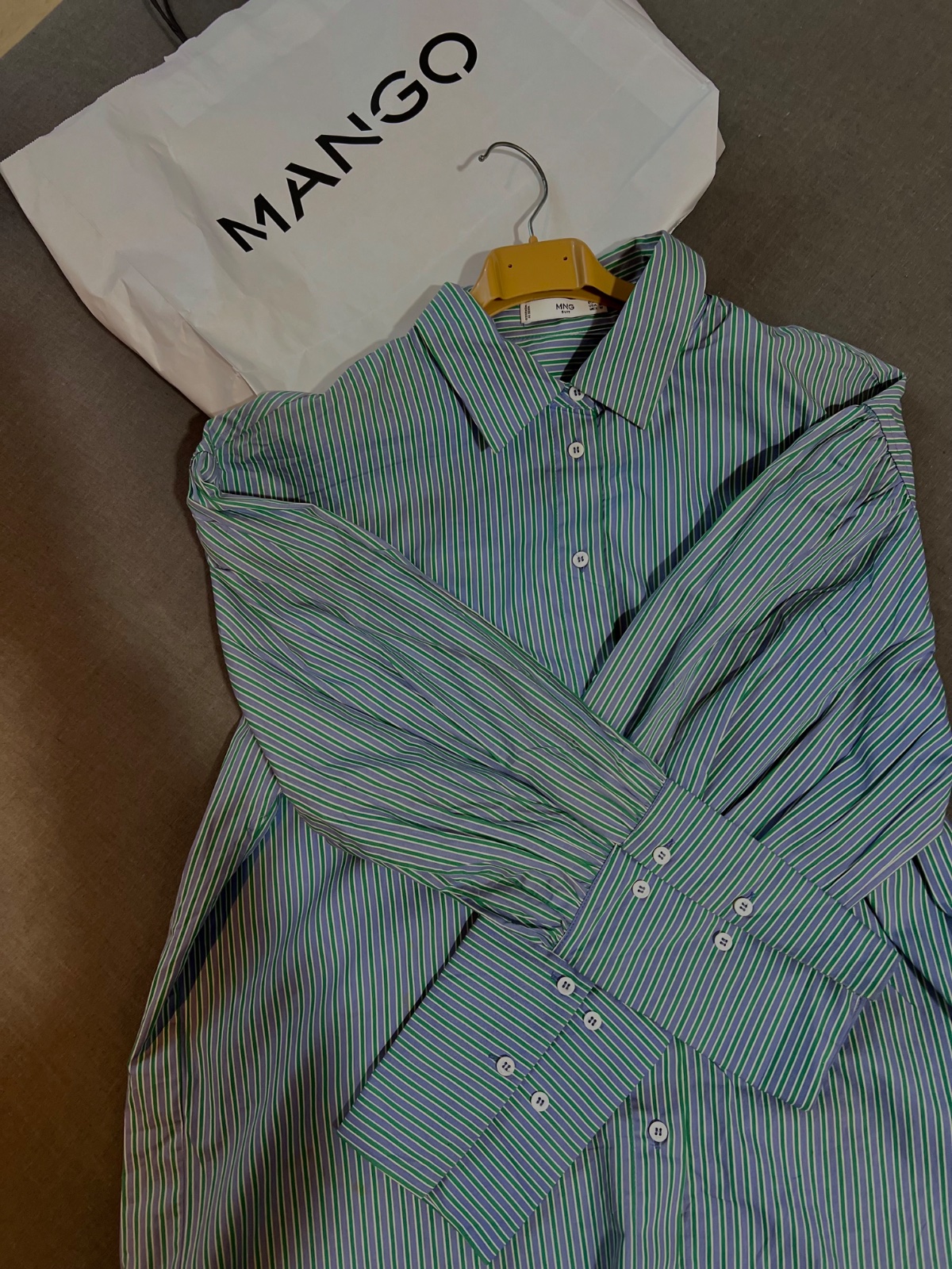 Une chemise oversize à rayures verticales bleues, vertes et blanches  Mango