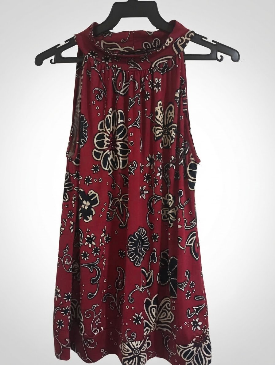 Une blouse fluide sans manches pour femme