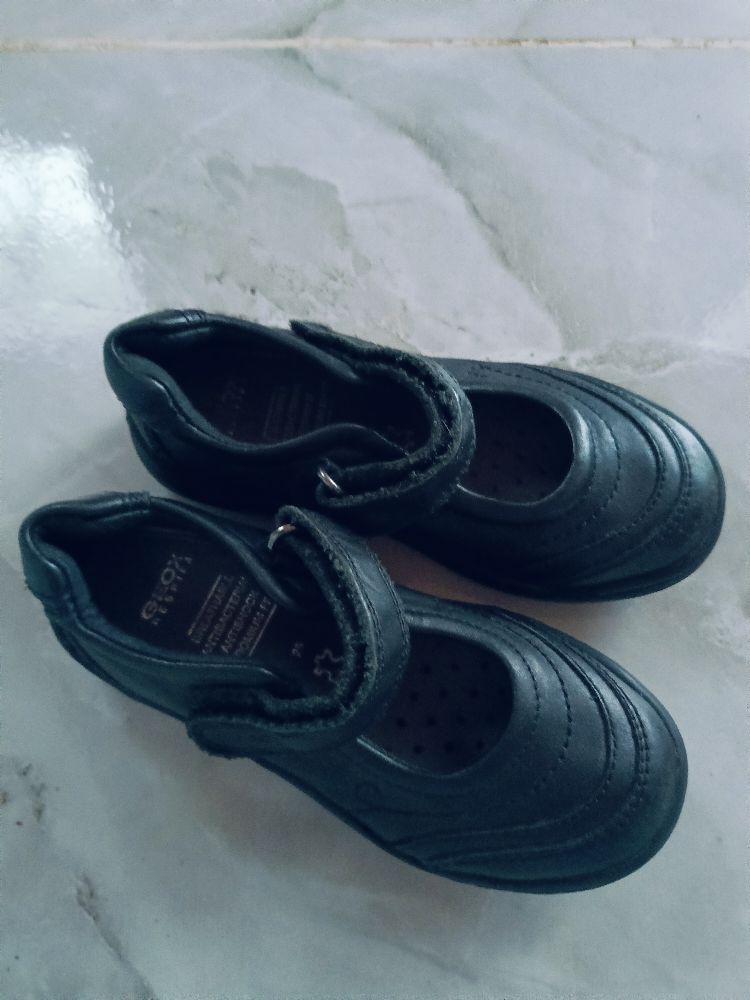 Chaussures pour enfant. Geox pointure 25