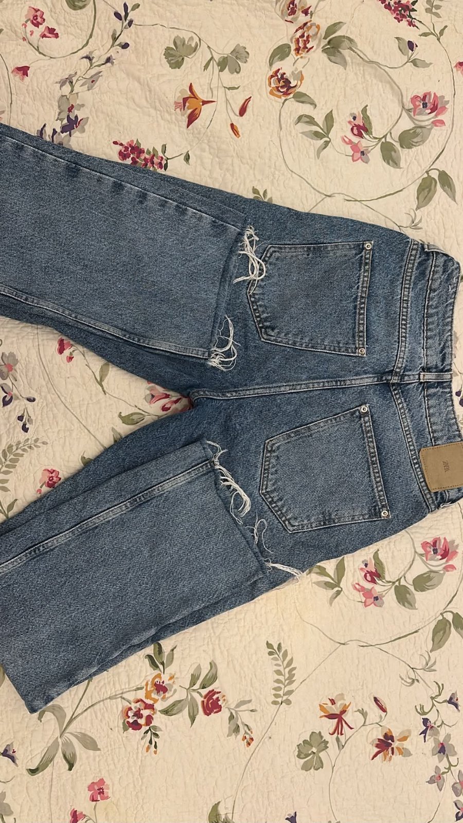 Jeans Zara croisé a taille haute et bas effiloches -Bleu moyen taille 36