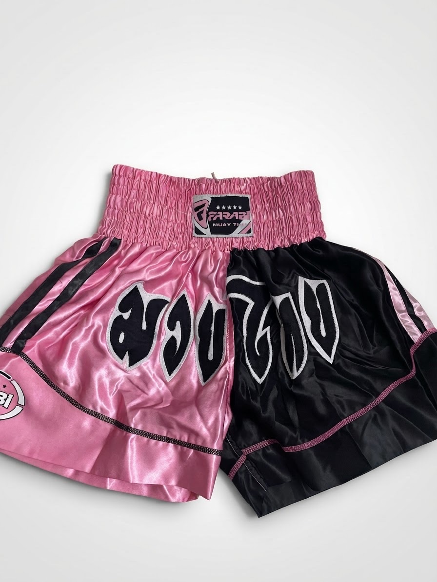 Un short de Muay Thaï Farabi Sports, spécialement conçu pour les entraînements et les combats de boxe thaïlandaise, de kickboxing et de MMA