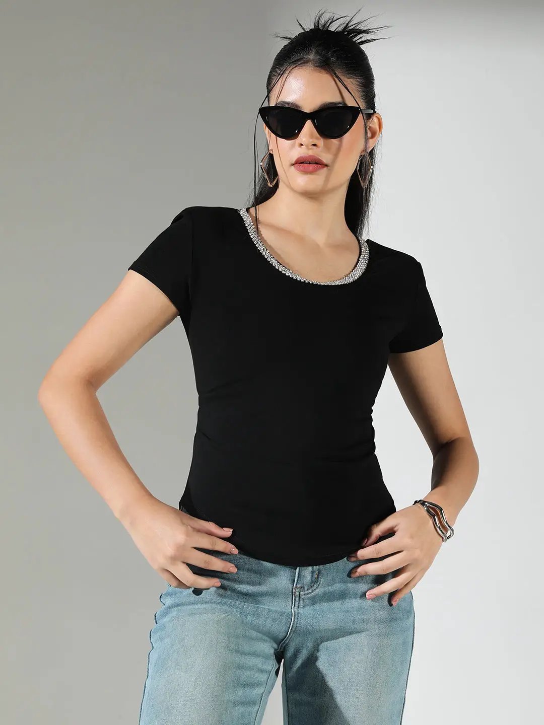 Top max.go noire. Avec des strass