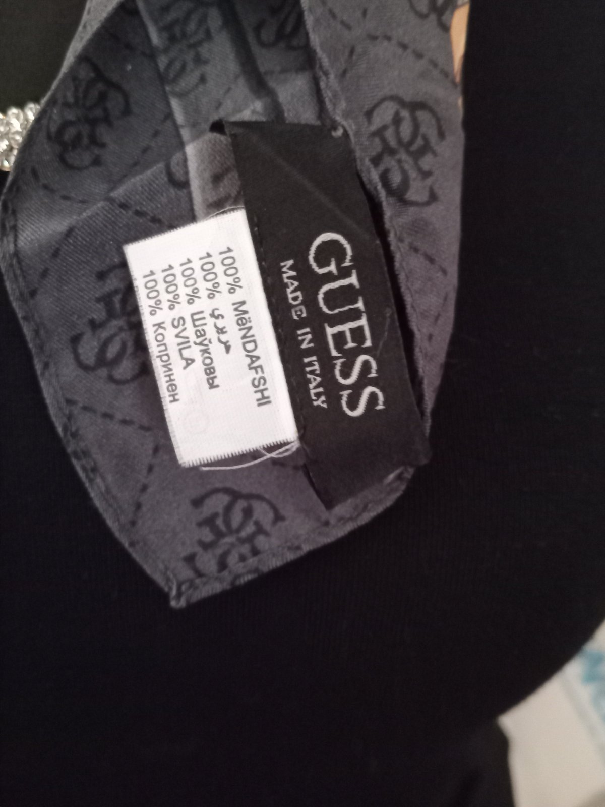 Foulard guess en soie 