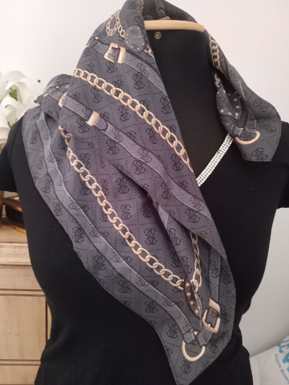 Foulard guess authentique grix