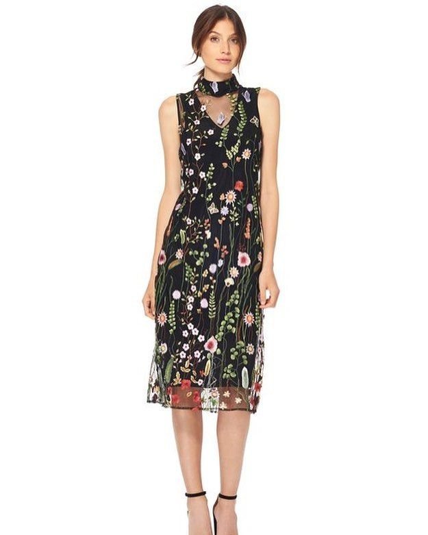 Joli robe tulles  broderie avec de fleurs 
