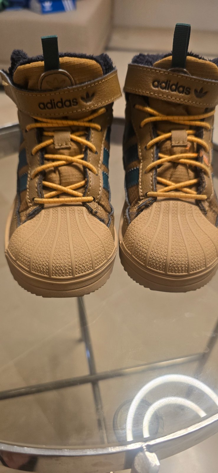 Bottes adidas camel avec bande en vert