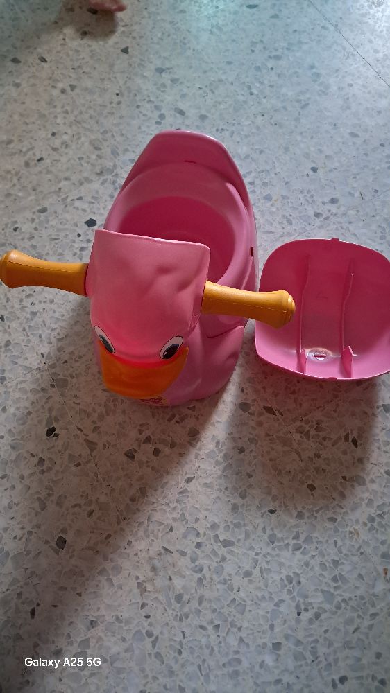 Jouet et pot canard neuf de la marque italienne ok baby pour bébé fille