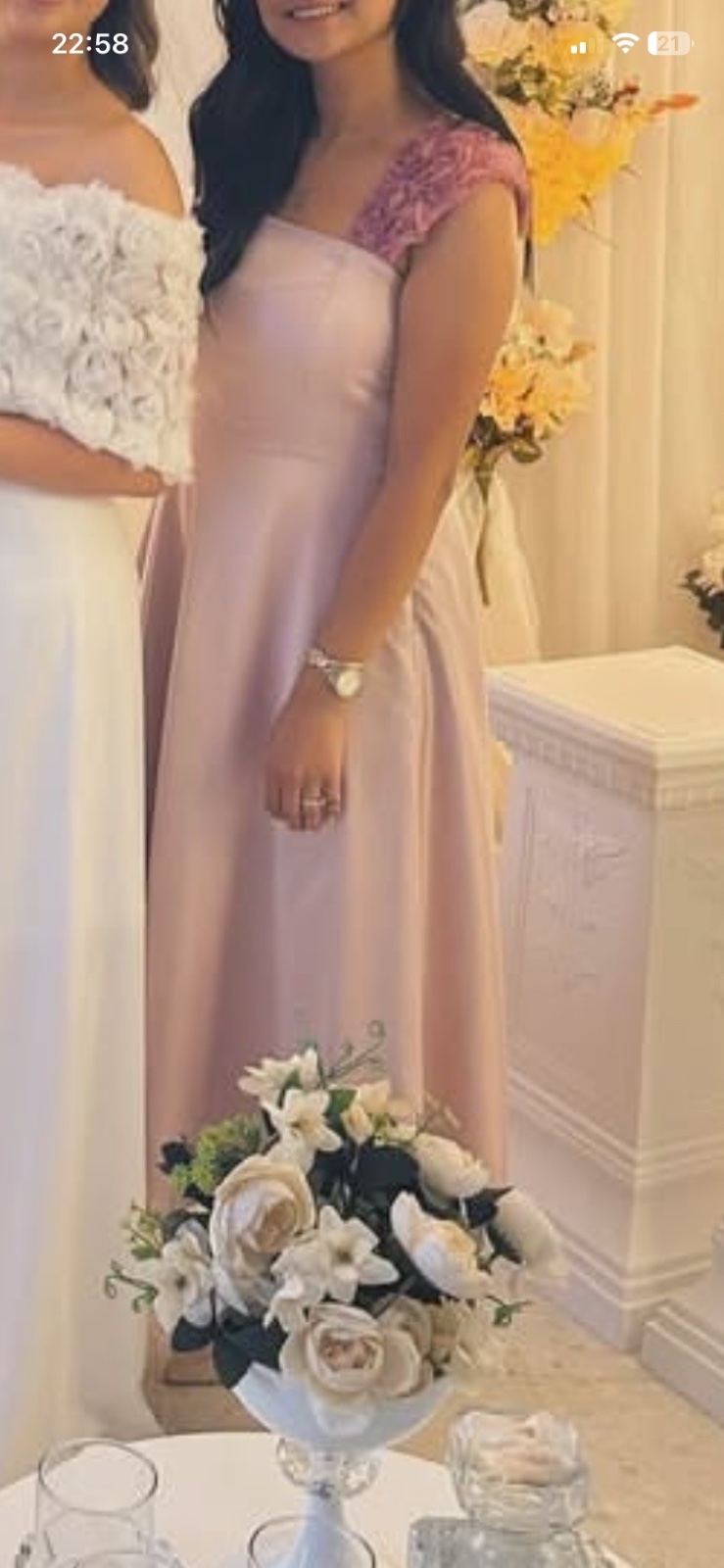 Robe satinée en rose poudré